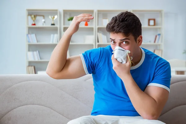 Homem suando excessivamente cheirando mal em casa — Fotografia de Stock