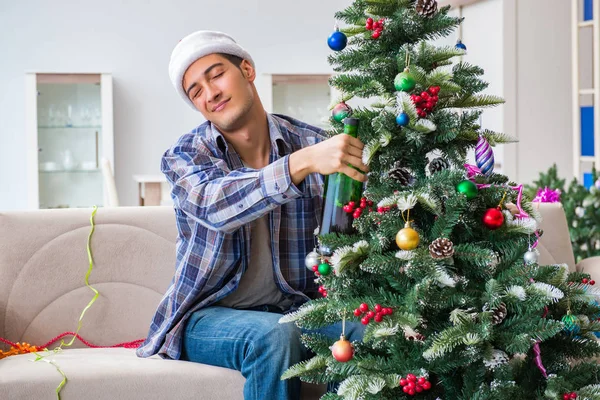 Uomo avendo postumi di sbornia dopo la festa di Natale — Foto Stock