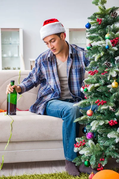 Mężczyzna ma kaca po przyjęciu świątecznym — Zdjęcie stockowe