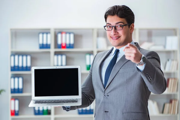 Giovane uomo d'affari che lavora in ufficio — Foto Stock