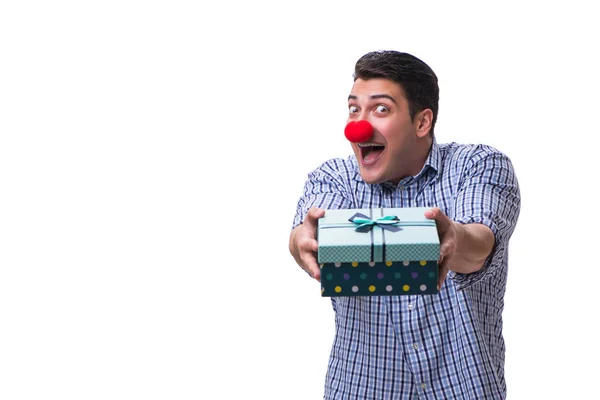 Uomo con un naso rosso divertente in possesso di un regalo shopping bag è — Foto Stock