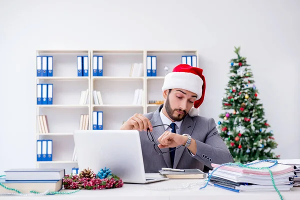 Genç işadamı Noel 'i ofiste kutluyor.