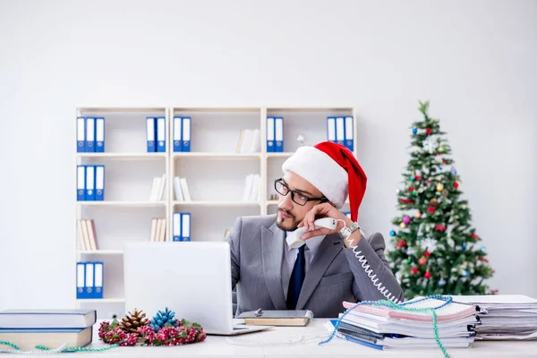 Genç işadamı Noel 'i ofiste kutluyor.