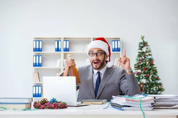 Jeune homme d'affaires célébrant Noël au bureau — Photo