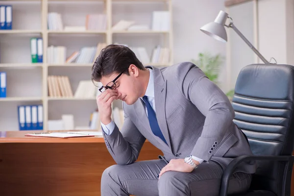 Ofiste çalışan genç bir işadamı.