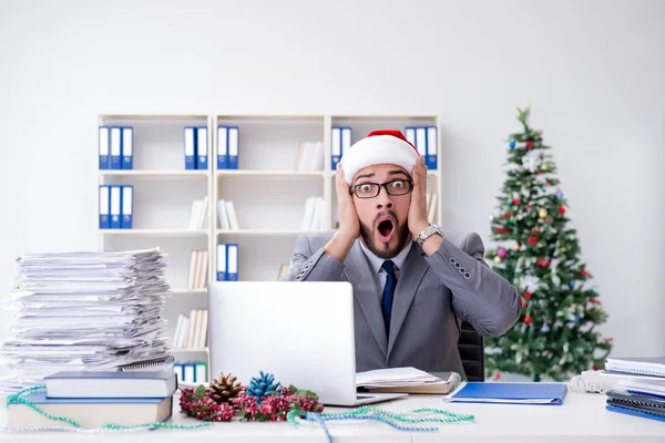 Genç işadamı Noel 'i ofiste kutluyor.