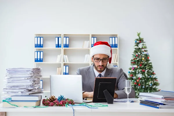 Genç işadamı Noel 'i ofiste kutluyor.