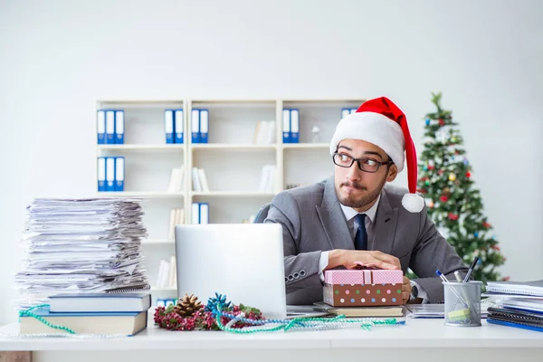 Νεαρός επιχειρηματίας γιορτάζει τα Χριστούγεννα στο γραφείο — Φωτογραφία Αρχείου