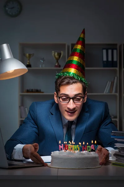 Uomo che festeggia il compleanno in ufficio — Foto Stock
