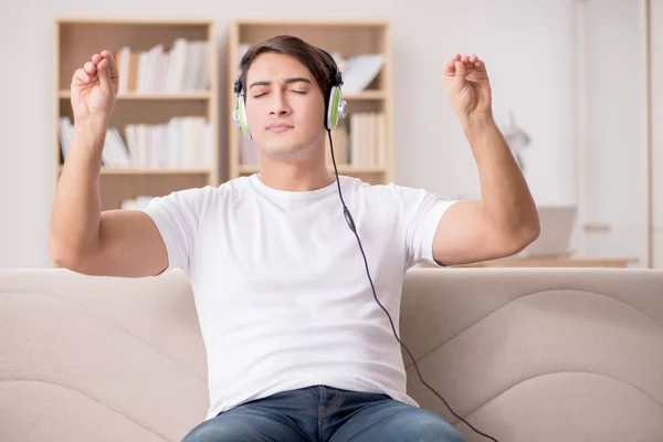 Uomo che ascolta musica a casa — Foto Stock