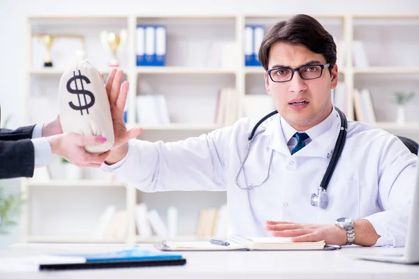 Jovem médico no conceito de fraude de seguro médico — Fotografia de Stock