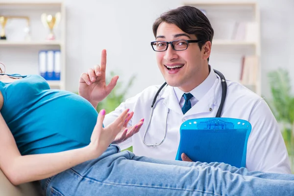 Mulher grávida visitando médico no conceito médico — Fotografia de Stock