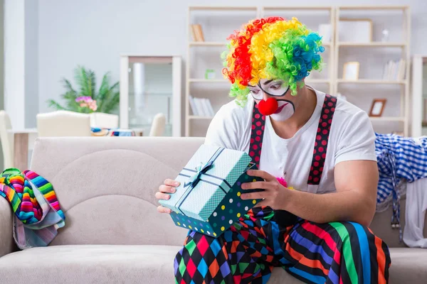 Payaso borracho celebrando una fiesta en casa — Foto de Stock