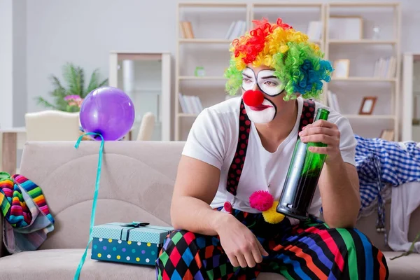 П'яний клоун святкує вечірку вдома — стокове фото