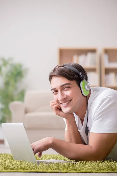 Freelancer trabajando en casa y escuchando música —  Fotos de Stock