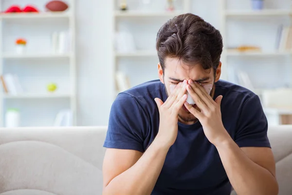 Hombre joven recuperando la curación en casa después de la cirugía plástica nariz — Foto de Stock