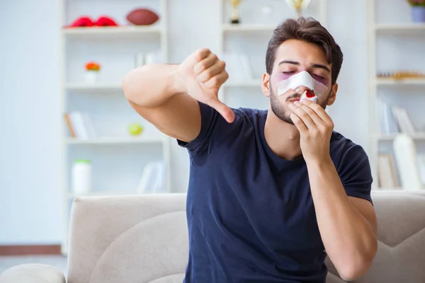 Mladý muž zotavuje hojení doma po plastické operaci nosu — Stock fotografie