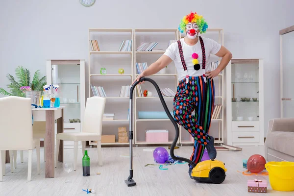 Komik palyaço evde temizlik yapıyor.