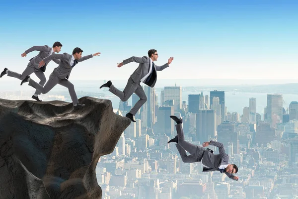 Empresários a cair do penhasco — Fotografia de Stock