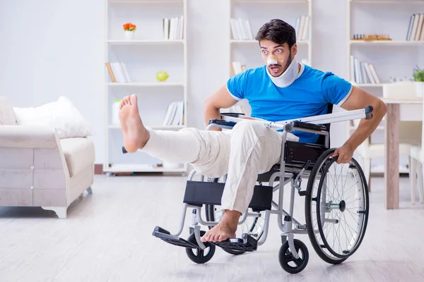 Jovem ferido se recuperando em casa — Fotografia de Stock