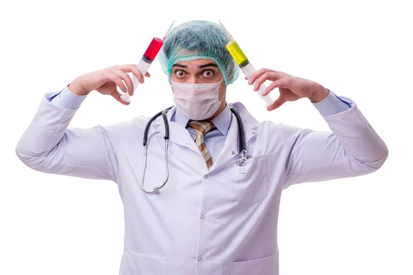 Смішний лікар зі шприцом ізольовано на білому — стокове фото
