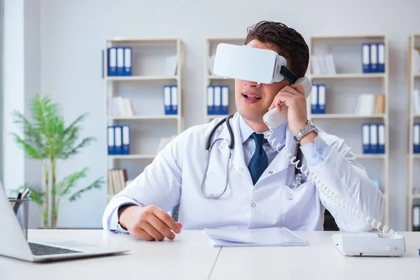 Joven médico con auriculares de realidad virtual vr trabajando en el offi —  Fotos de Stock