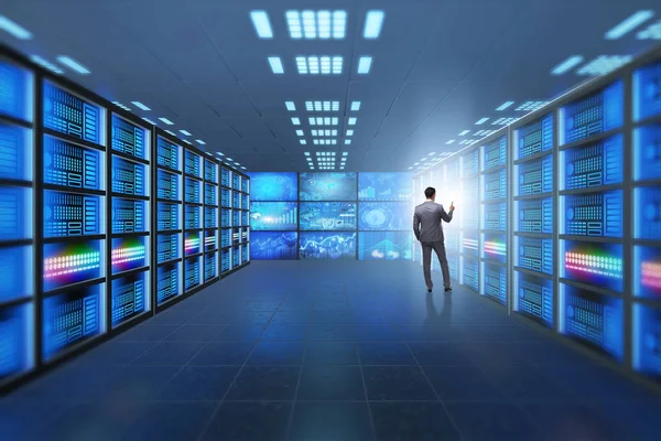 İş adamıyla büyük veri yönetimi kavramı