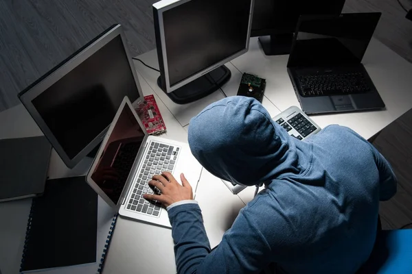 Hacker hacken nachts Computer — Stockfoto