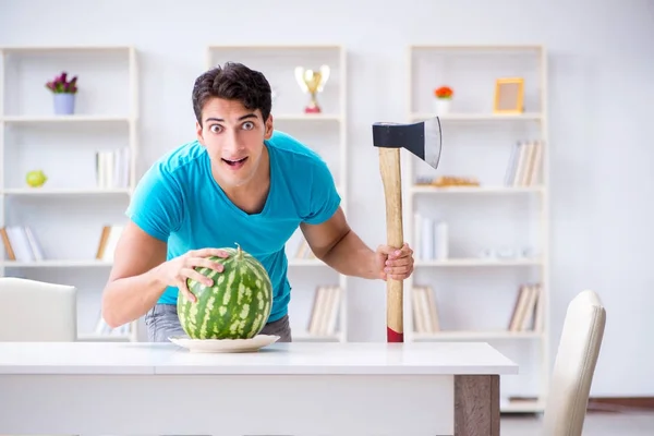 Hombre comiendo sandía en casa — Foto de Stock