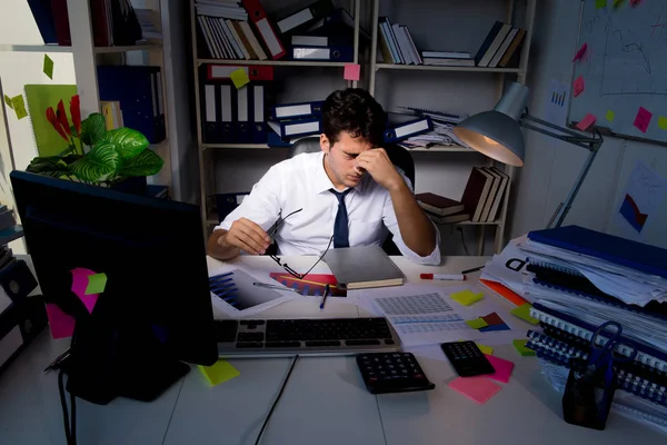 Homme d'affaires travaillant tard dans les heures de bureau — Photo