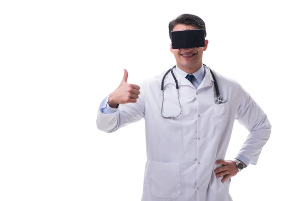 Doctor vistiendo gafas de realidad virtual 3d en blanco — Foto de Stock