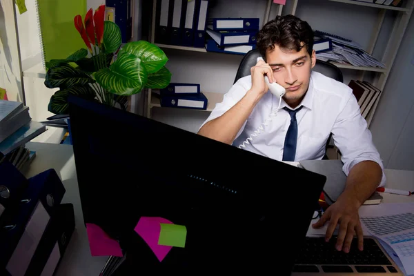 Homem empresário trabalhando até tarde no escritório — Fotografia de Stock