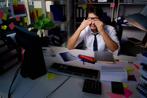 Homme d'affaires travaillant tard dans les heures de bureau — Photo