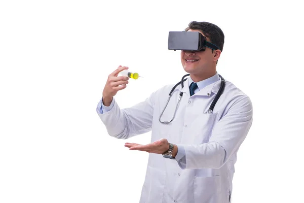 Beyaz ba izole bir vr sanal gerçeklik kulaklık giyen doktor — Stok fotoğraf