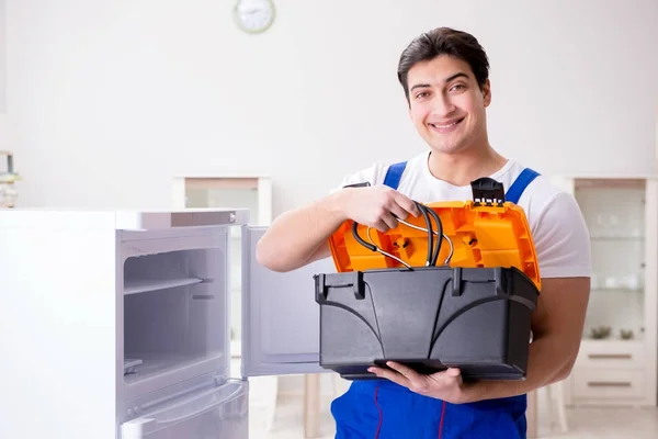 Reparateur aannemer repareert koelkast in DIY concept — Stockfoto
