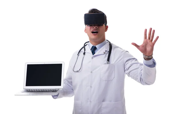 Γιατρός, φορώντας μια συσκευή εικονικής πραγματικότητας VR απομονώνονται σε λευκό ΒΑ — Φωτογραφία Αρχείου