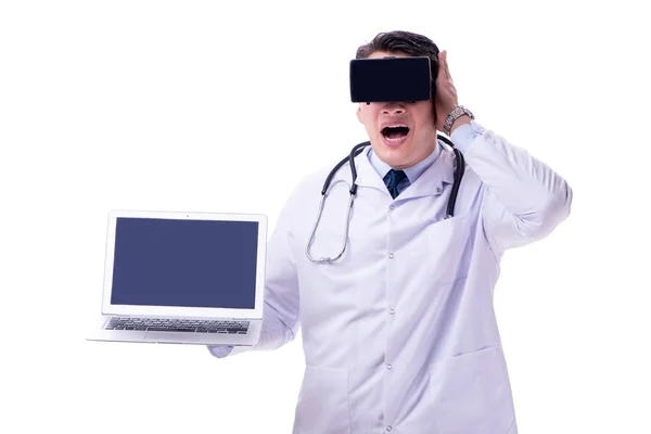 Doctor usando un auricular de realidad virtual vr aislado en ba blanca — Foto de Stock