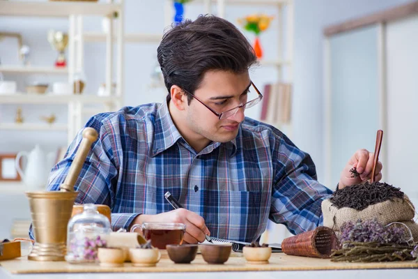 Yeni demler deneyen profesyonel çay uzmanı.