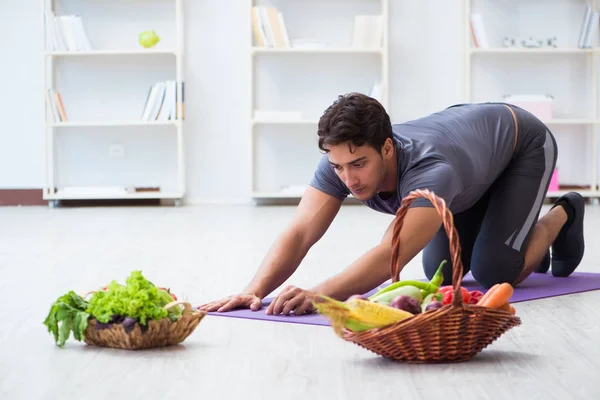 Hombre promoviendo los beneficios de comer sano y hacer deportes — Foto de Stock