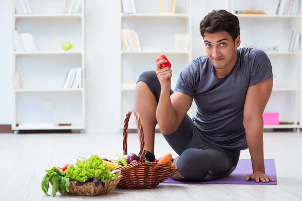 De mens die de voordelen van gezond eten en sporten bevordert — Stockfoto
