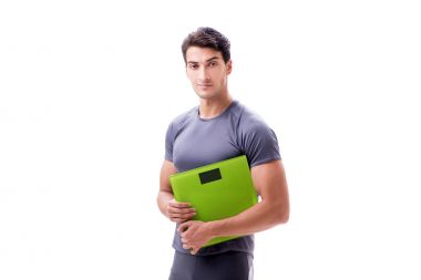 Spor ve sağlık konsepti tartısı olan adam beyazlara izole edilmiş.