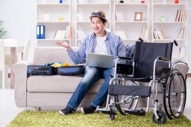 Pasif adam dizüstü bilgisayarla internetten seyahat rezervasyonu