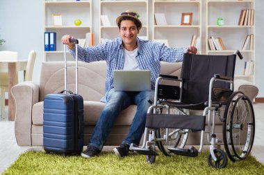 Pasif adam dizüstü bilgisayarla internetten seyahat rezervasyonu