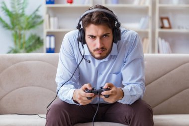 Öğrenci oyuncu evde oyun oynuyor