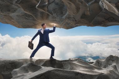 Baskı altında taşı destekleyen iş adamı