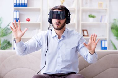 Öğrenci oyuncu evde oyun oynuyor