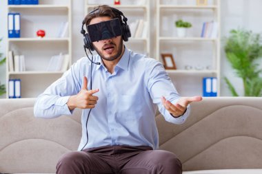 Öğrenci oyuncu evde oyun oynuyor