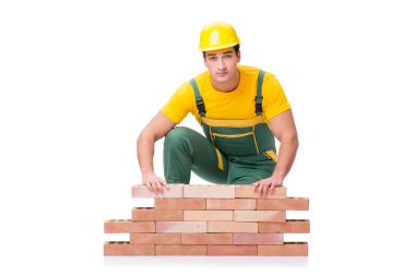 Yakışıklı inşaat işçisi tuğla duvar inşa ediyor.