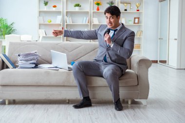 Üzgün işadamı ofiste şarkı söylüyor.