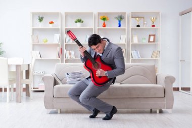 İş adamı tatile gidişini kutluyor